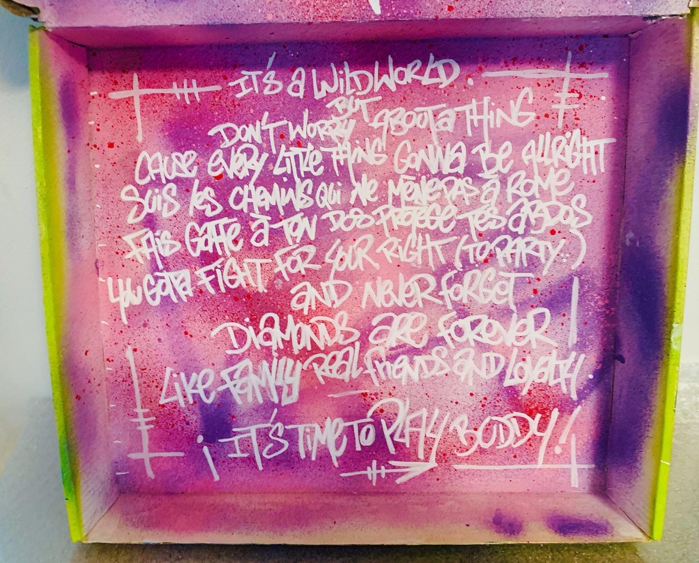 Intérieur coffret — textes lyriques manuscrits fond violet