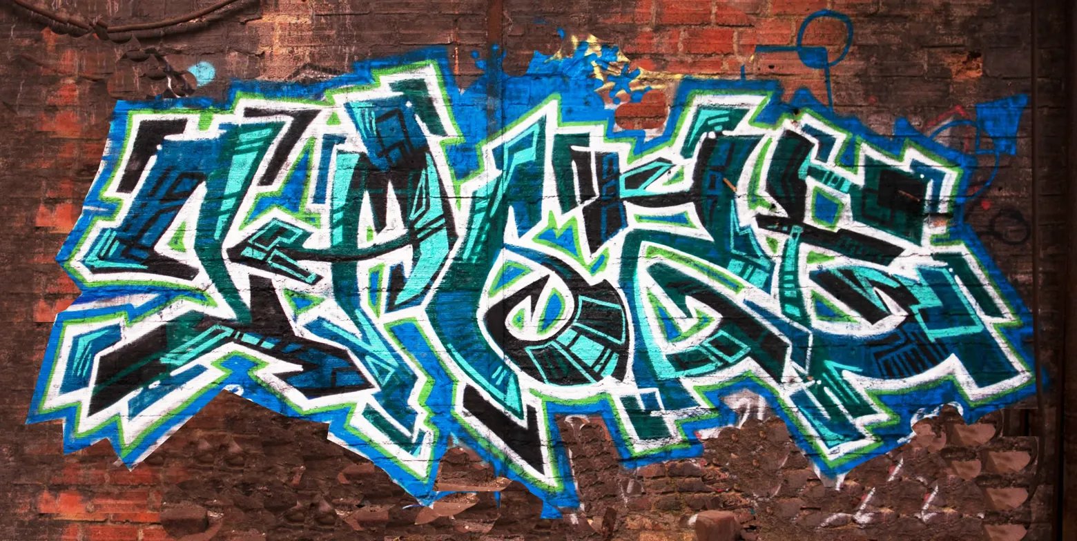 Fresque bleue mur brique