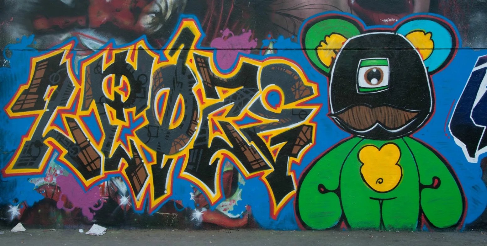 Lettrage noir or personnage